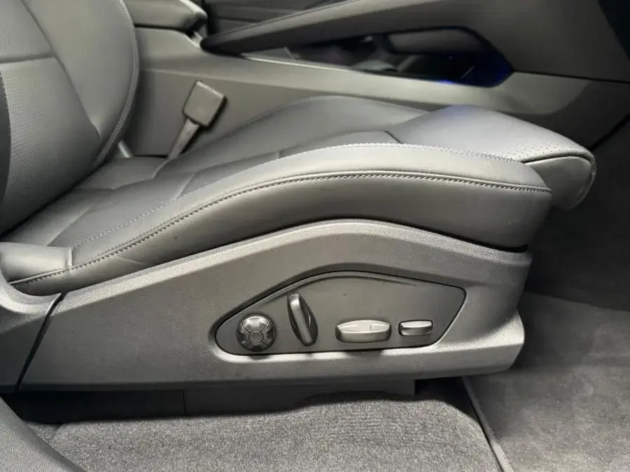 Porsche Macan Electric 4 42