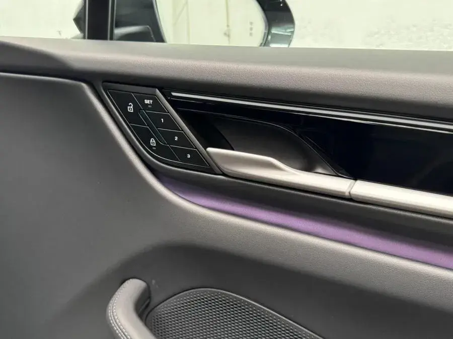 Porsche Macan Electric 4 44