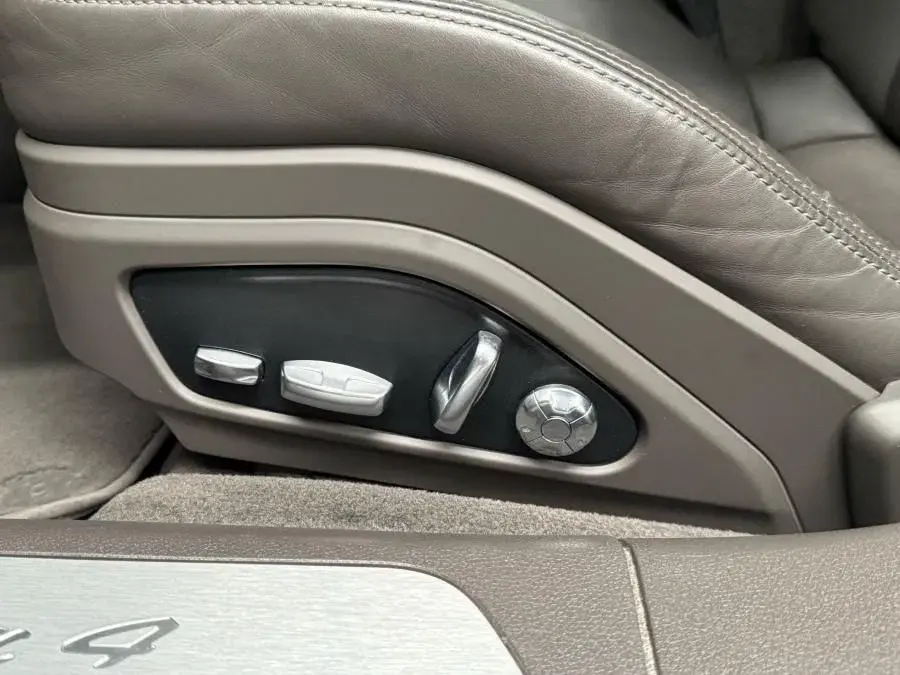 Porsche Panamera 4 E-Hybrid 9