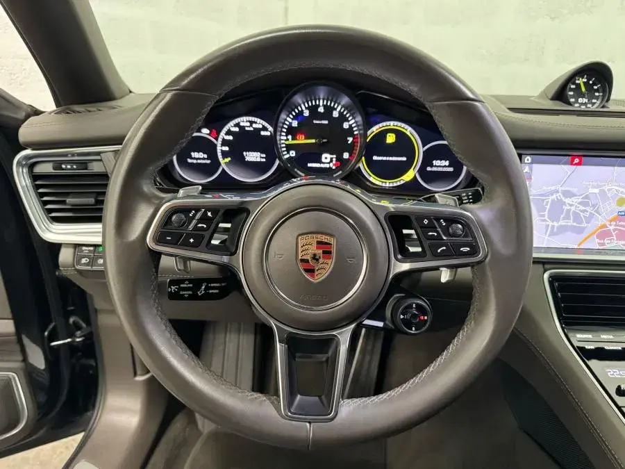 Porsche Panamera 4 E-Hybrid 10
