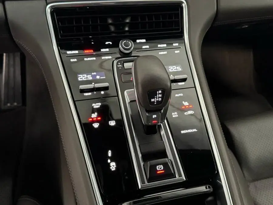 Porsche Panamera 4 E-Hybrid 36
