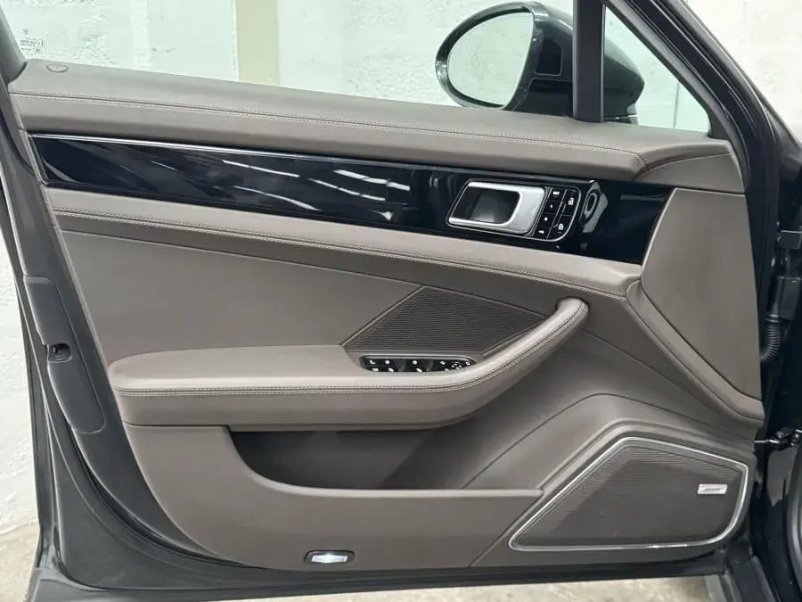 Porsche Panamera 4 E-Hybrid 37