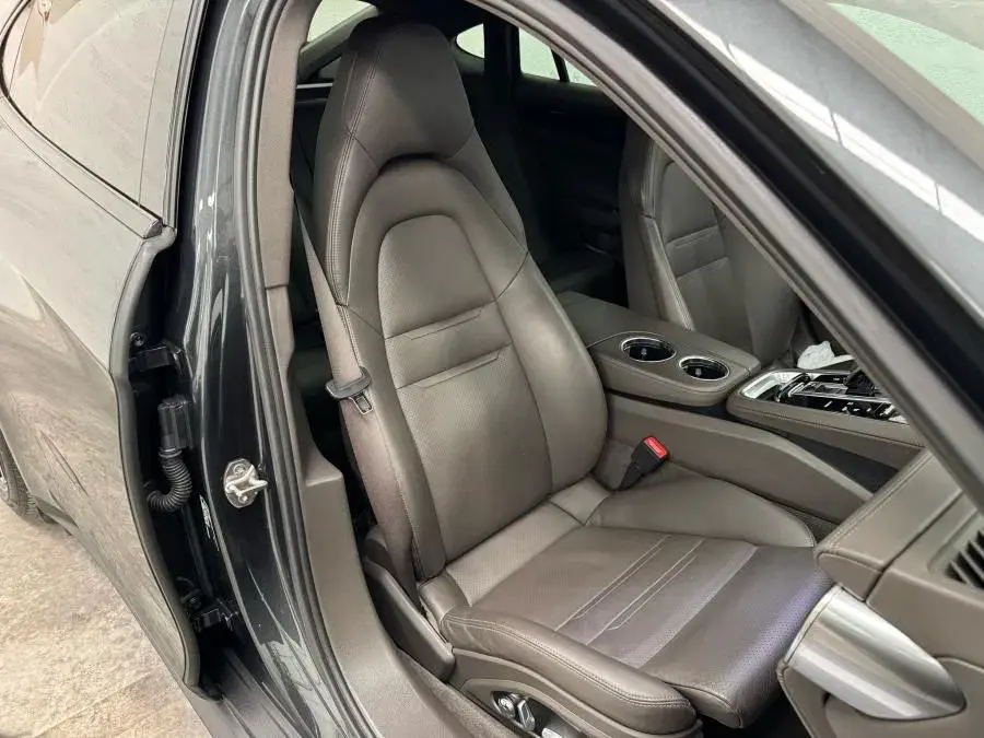 Porsche Panamera 4 E-Hybrid 41