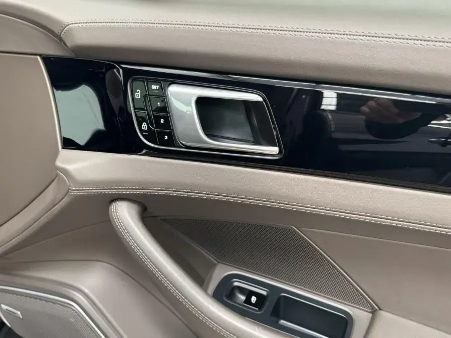 Porsche Panamera 4 E-Hybrid 44