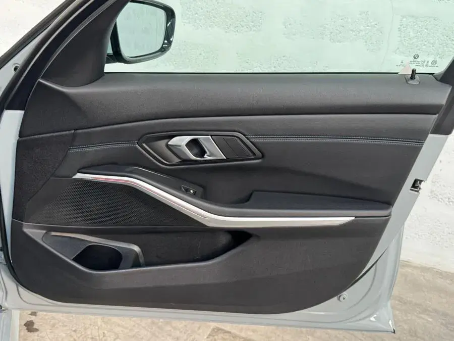 BMW 330 e Pack Desportivo M Auto 27