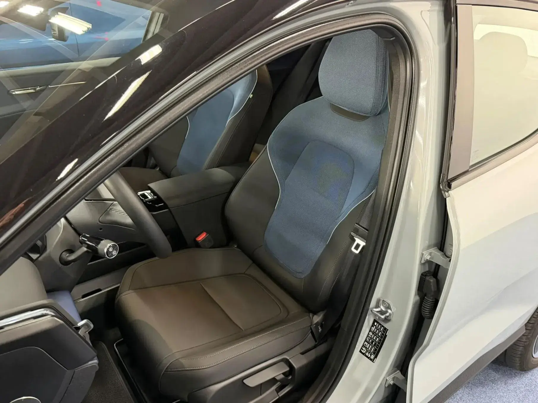 Volvo EX30 Single Motor Extended Range RWD Plus 7