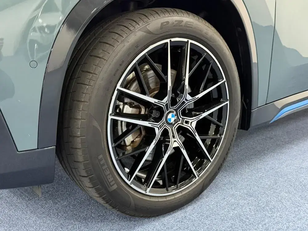 BMW iX1 xDrive30 6