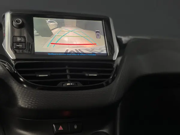 Peugeot 2008 1.2 PURETECH STYLE 6