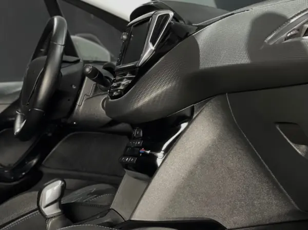 Peugeot 2008 1.2 PURETECH STYLE 8