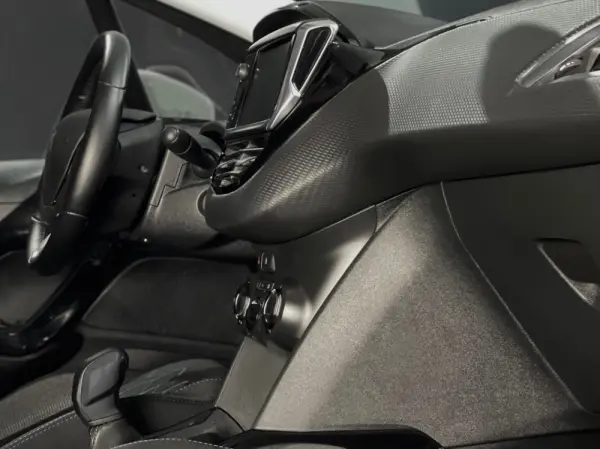 Peugeot 2008 1.2 PURETECH STYLE 8