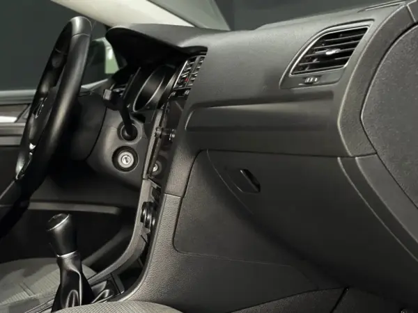Volkswagen Golf 1.6 TDi Confortline 8