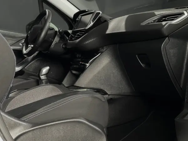 Peugeot 2008 1.2 PURETECH STYLE 4