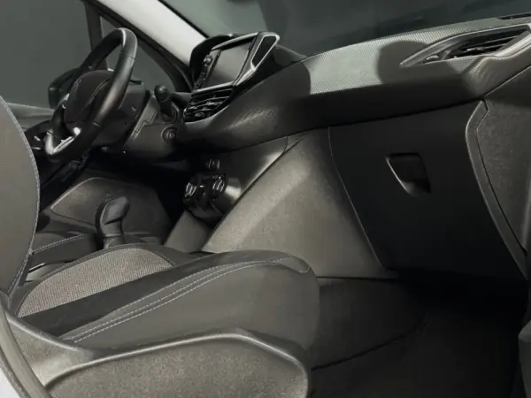 Peugeot 2008 1.2 PURETECH STYLE 4