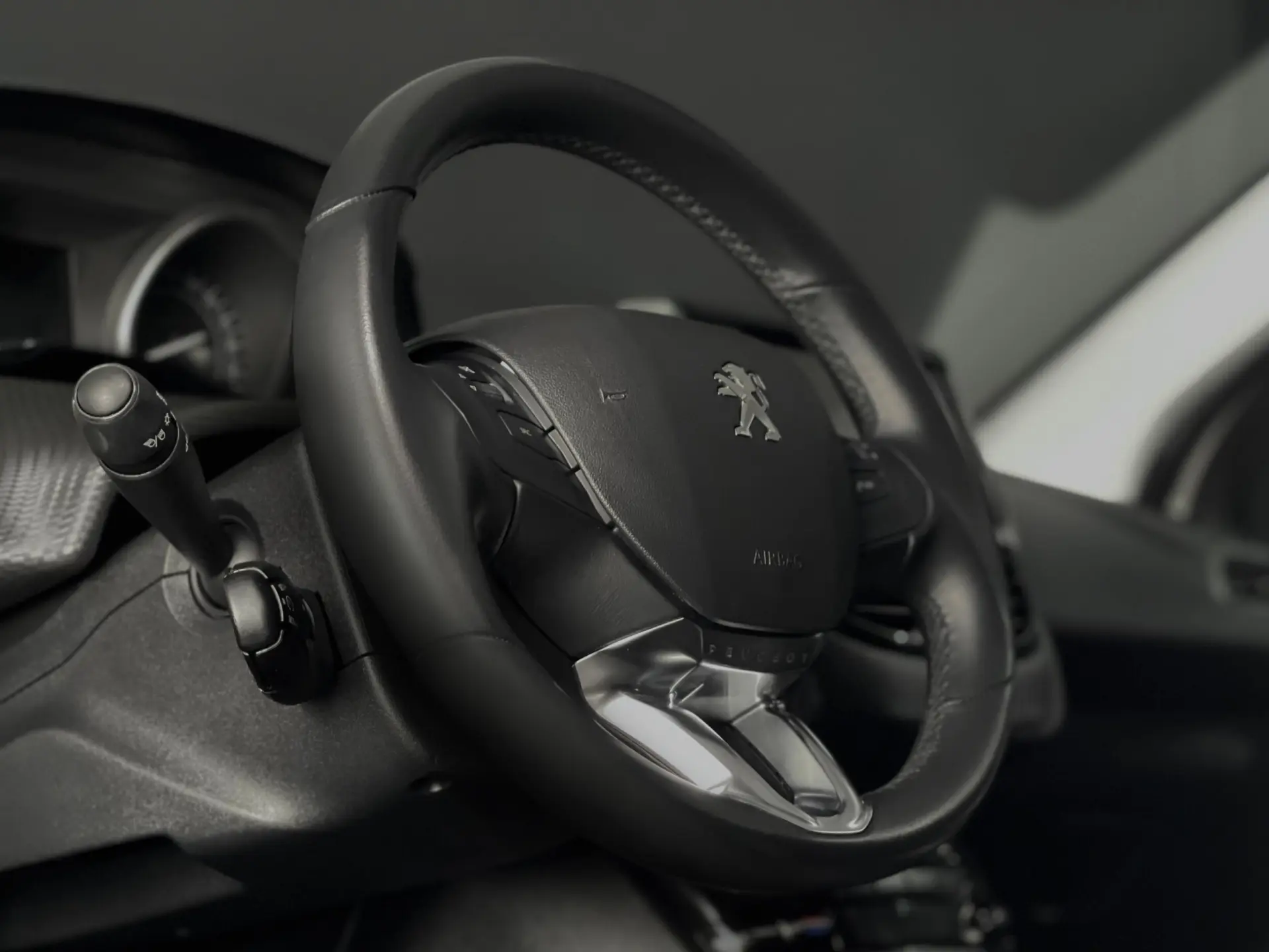 Peugeot 2008 1.2 PURETECH STYLE 5