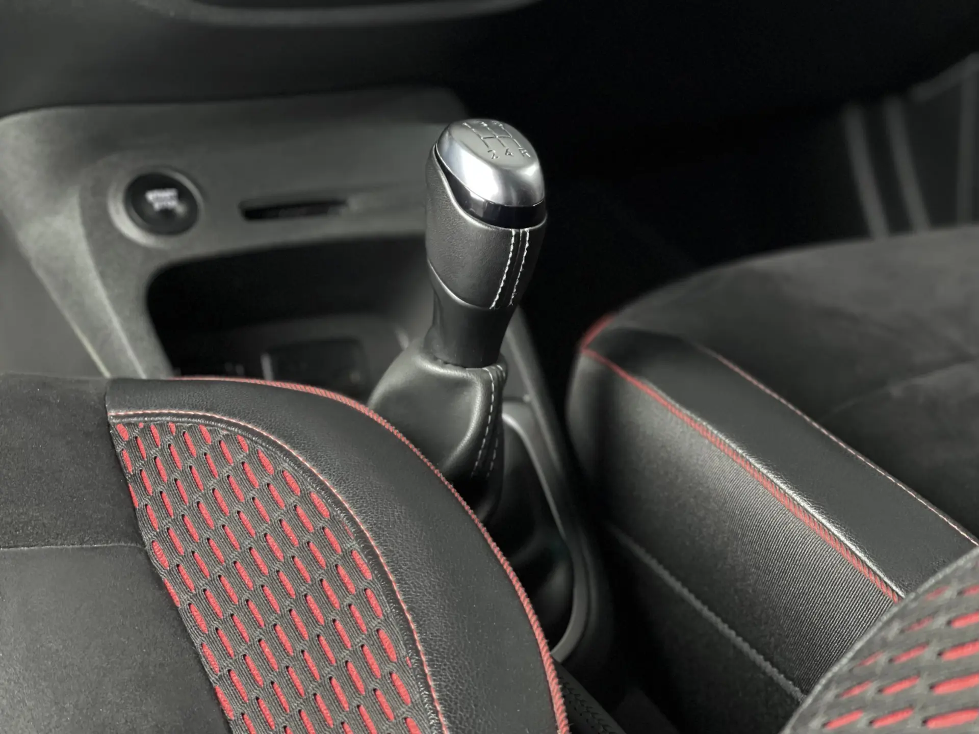 Renault Captur 1.5 dCi Red Edi 8