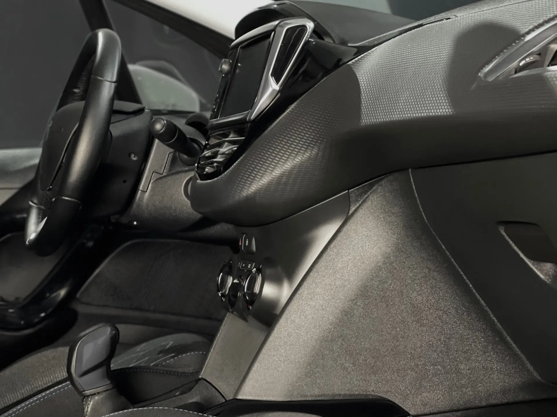 Peugeot 2008 1.2 PURETECH STYLE 8