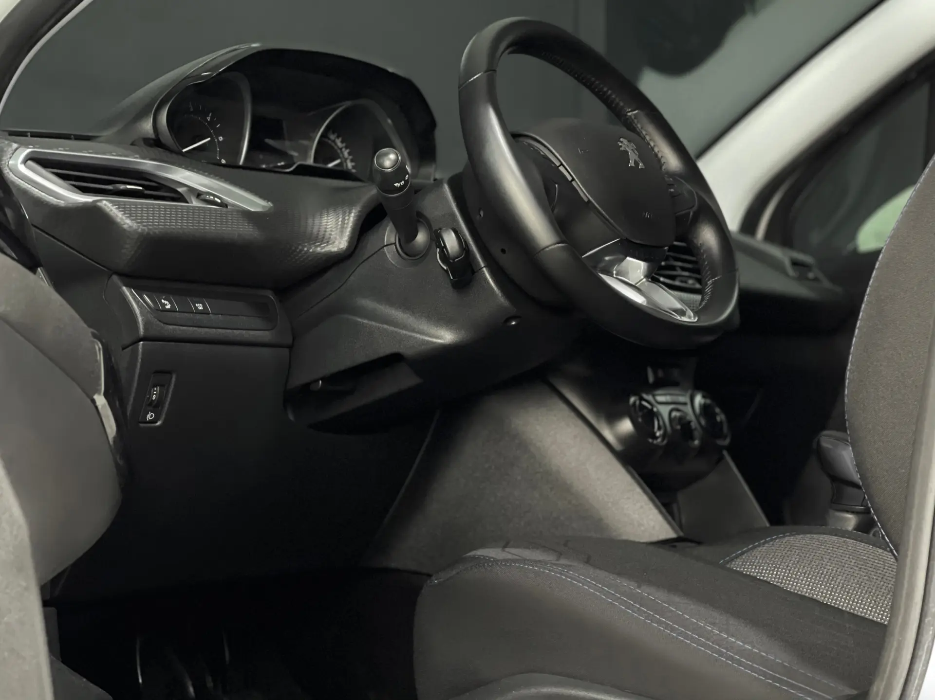 Peugeot 2008 1.2 PURETECH STYLE 2