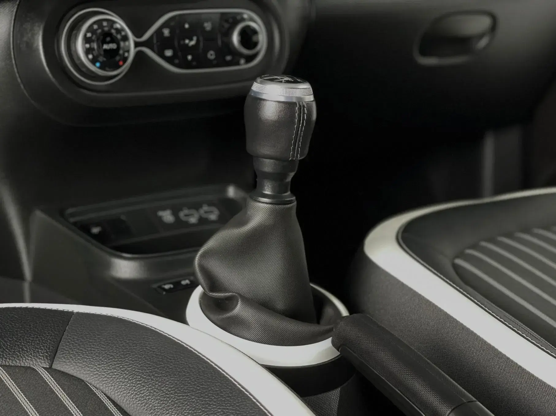 Renault Twingo 1.0 SCe Intens 8