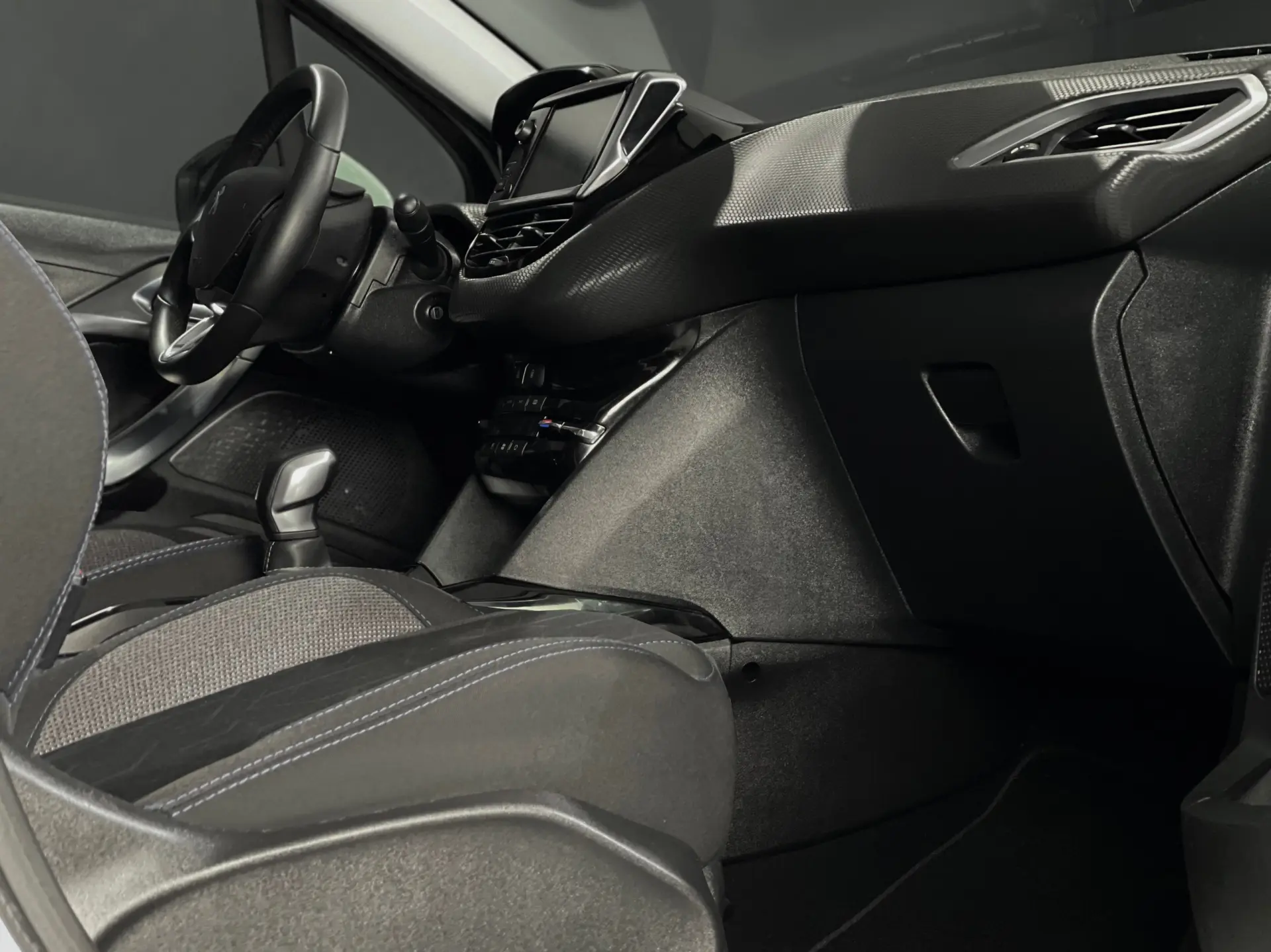 Peugeot 2008 1.2 PURETECH STYLE 4