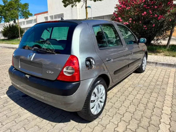 Renault Clio 1.2 16V Confort 7