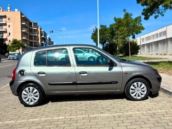 Renault Clio 1.2 16V Confort 8