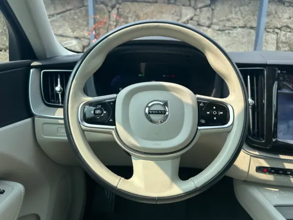 Volvo XC 60 2.0 T6 PHEV R-Design AWD 18