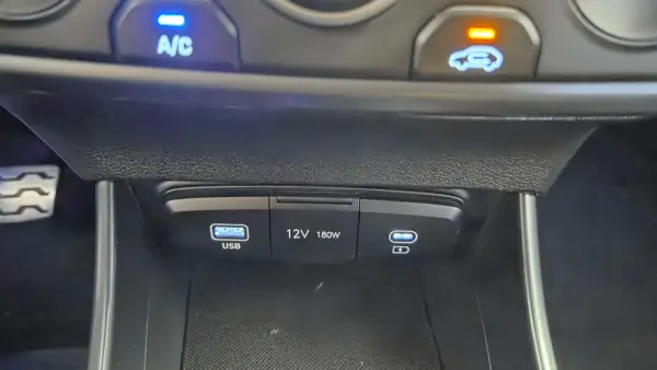 Hyundai Bayon 1.0 T-GDI 48V-Hybrid DCT Connect & Go 28