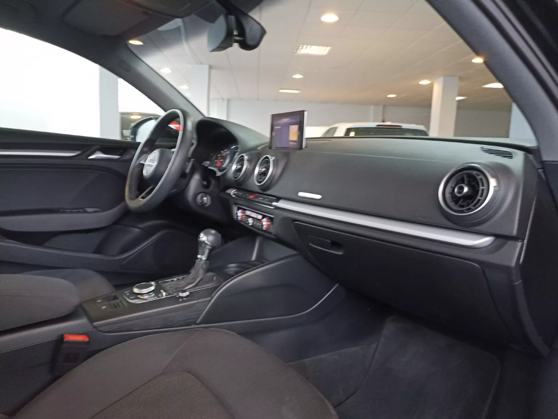 Audi A3 Limousine 30 TFSI Design S tronic 18