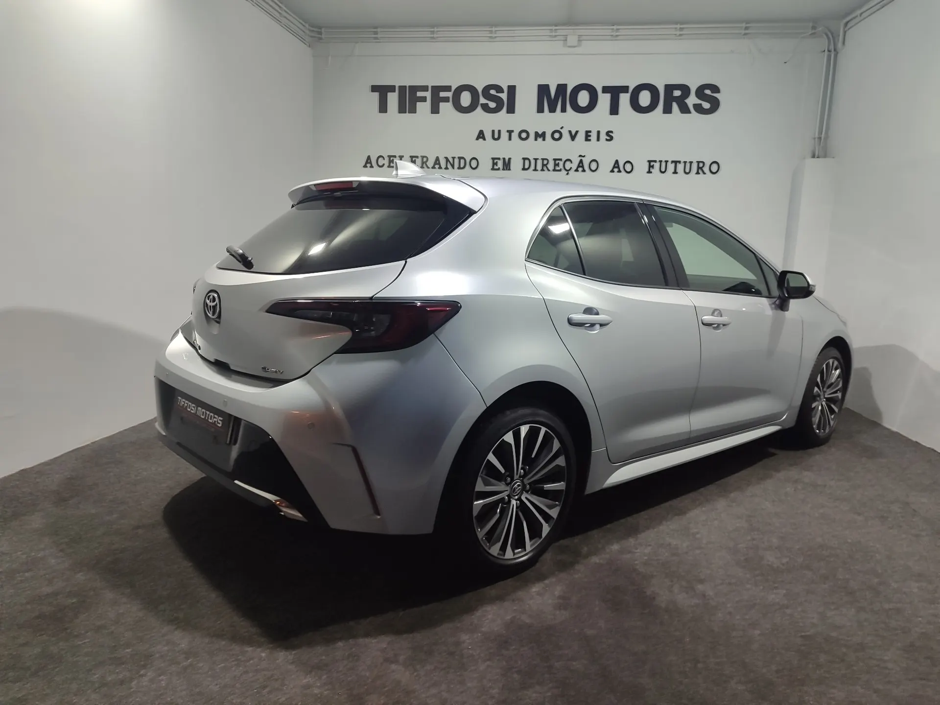 Toyota Corolla 1.8 Hybrid Exclusive 6