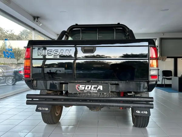 Nissan Navara 2.5 dCi CD Platinium Preta 6