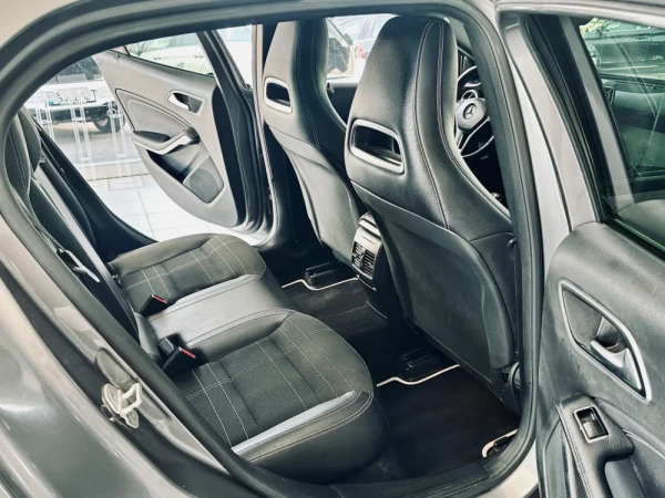 Mercedes-Benz GLA 180 23