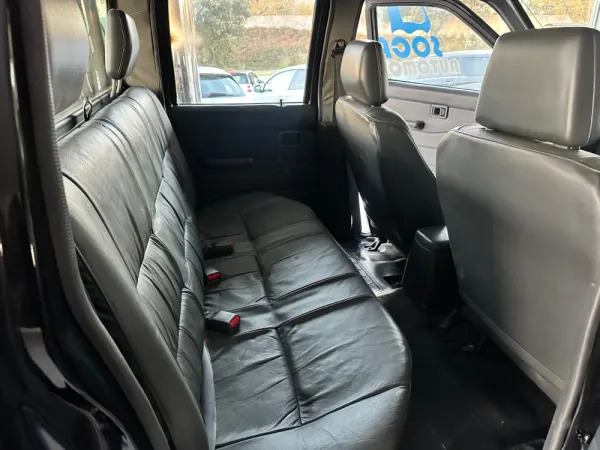 Nissan Navara 2.5 dCi CD Platinium Preta 16