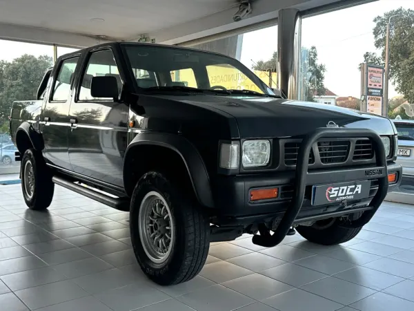 Nissan Navara 2.5 dCi CD Platinium Preta 4