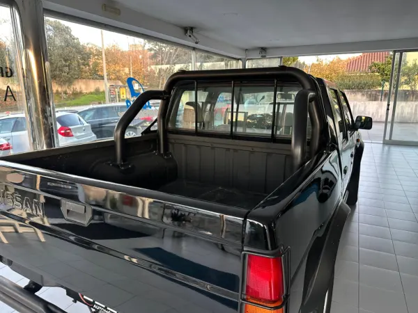 Nissan Navara 2.5 dCi CD Platinium Preta 8