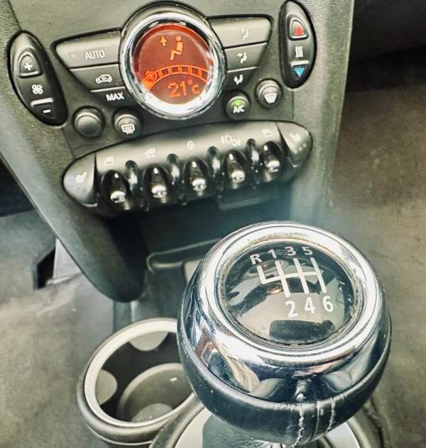 MINI 3 Portas Cooper D cabrio 13