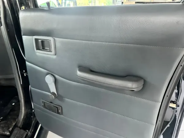 Nissan Navara 2.5 dCi CD Platinium Preta 15