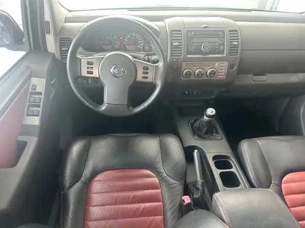 Nissan Navara 2.5 dCi CD 3.5T SE+BDT 26