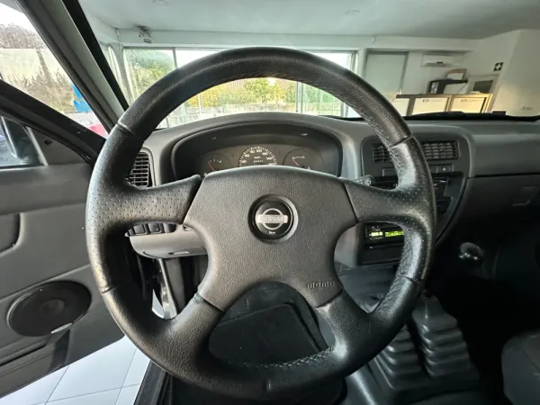 Nissan Navara 2.5 dCi CD Platinium Preta 10