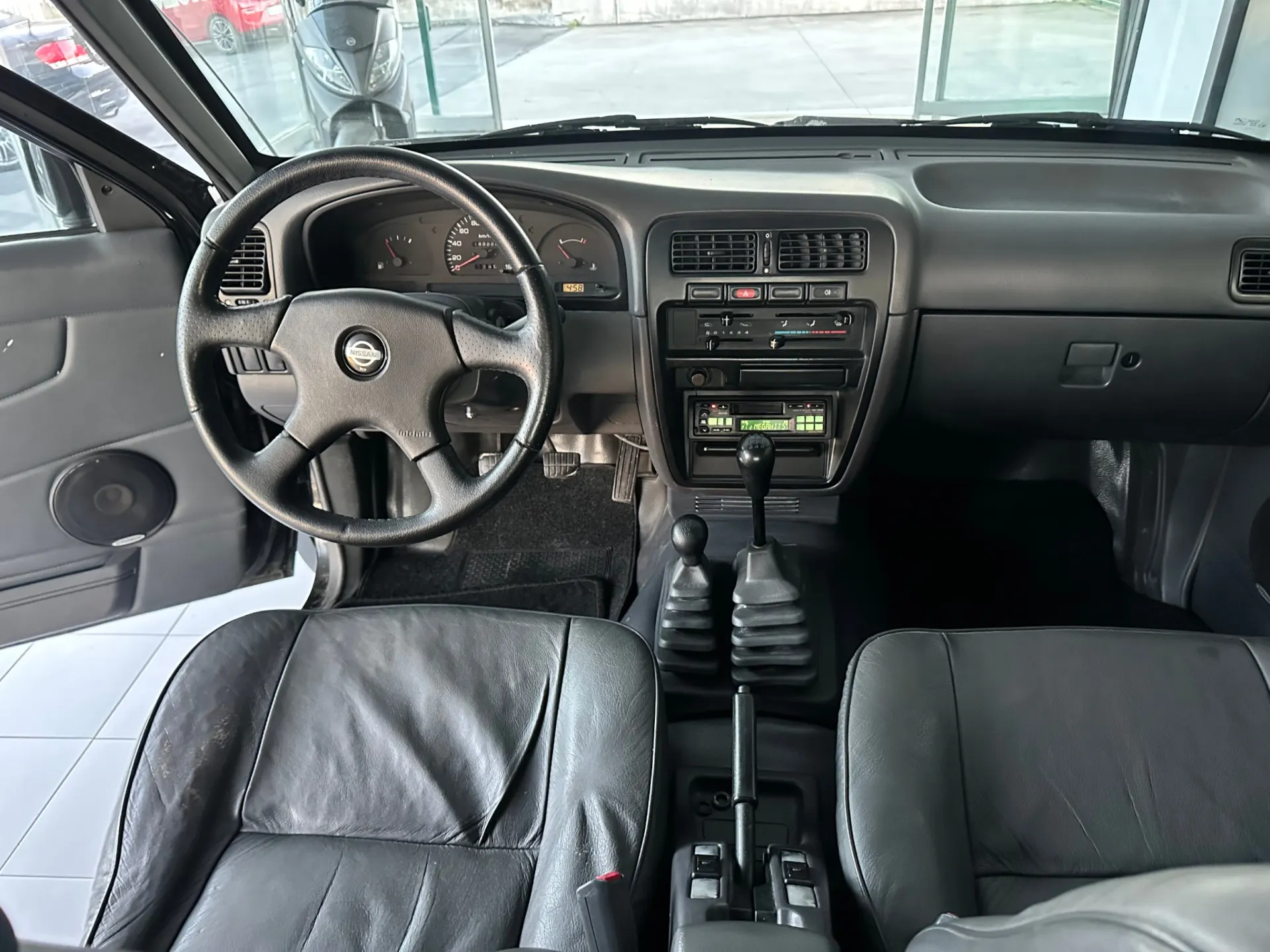 Nissan Navara 2.5 dCi CD Platinium Preta 19