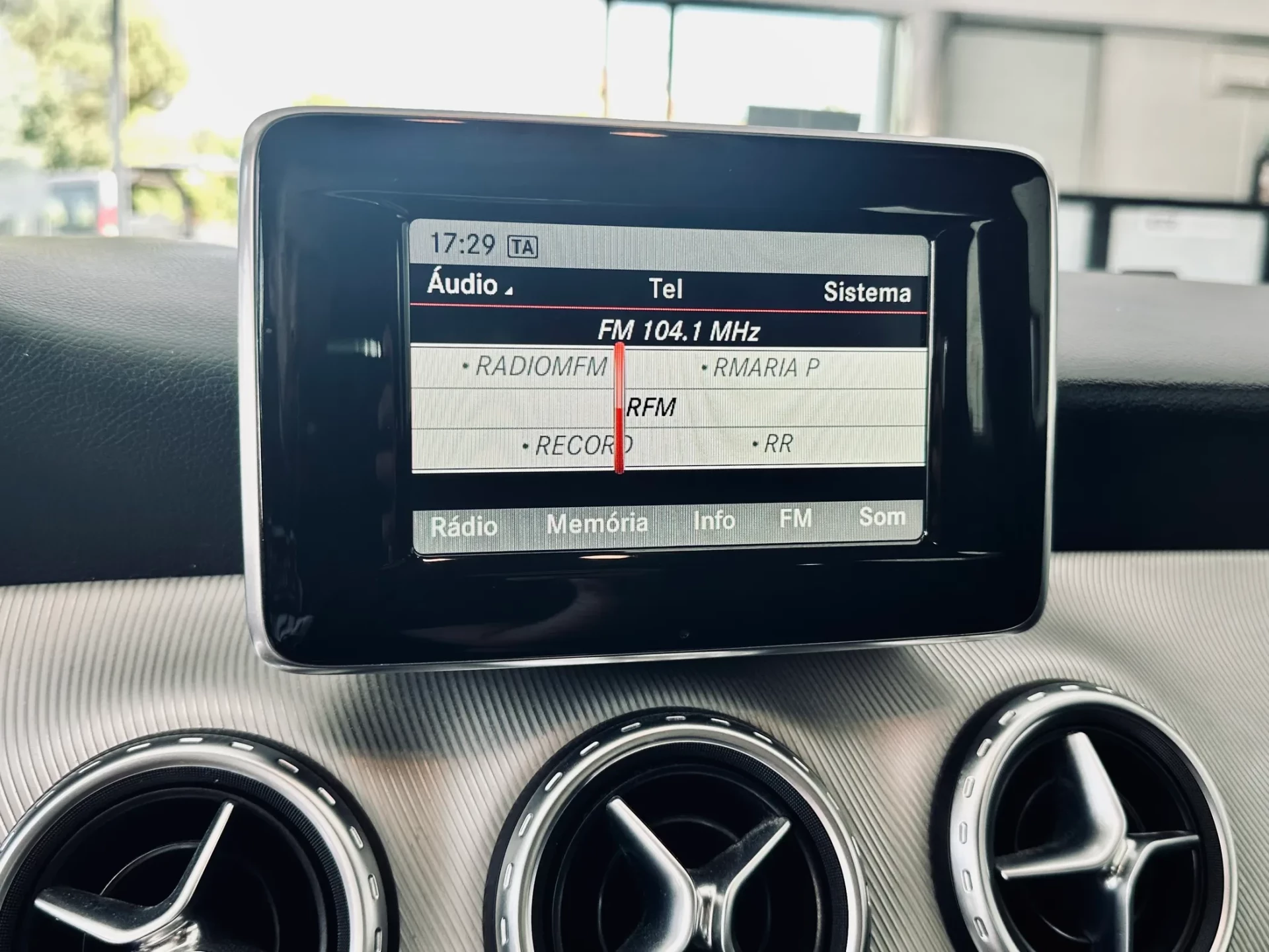 Mercedes-Benz GLA 180 11