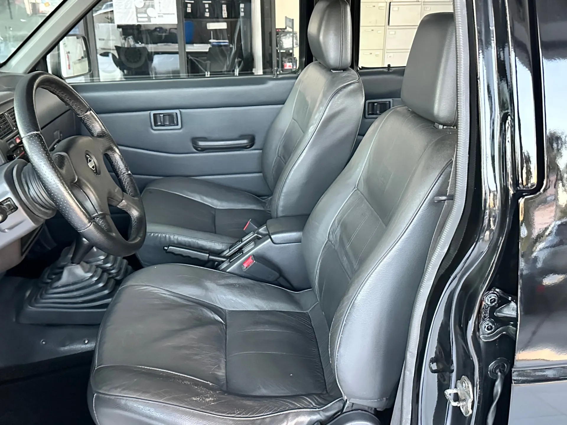 Nissan Navara 2.5 dCi CD Platinium Preta 9