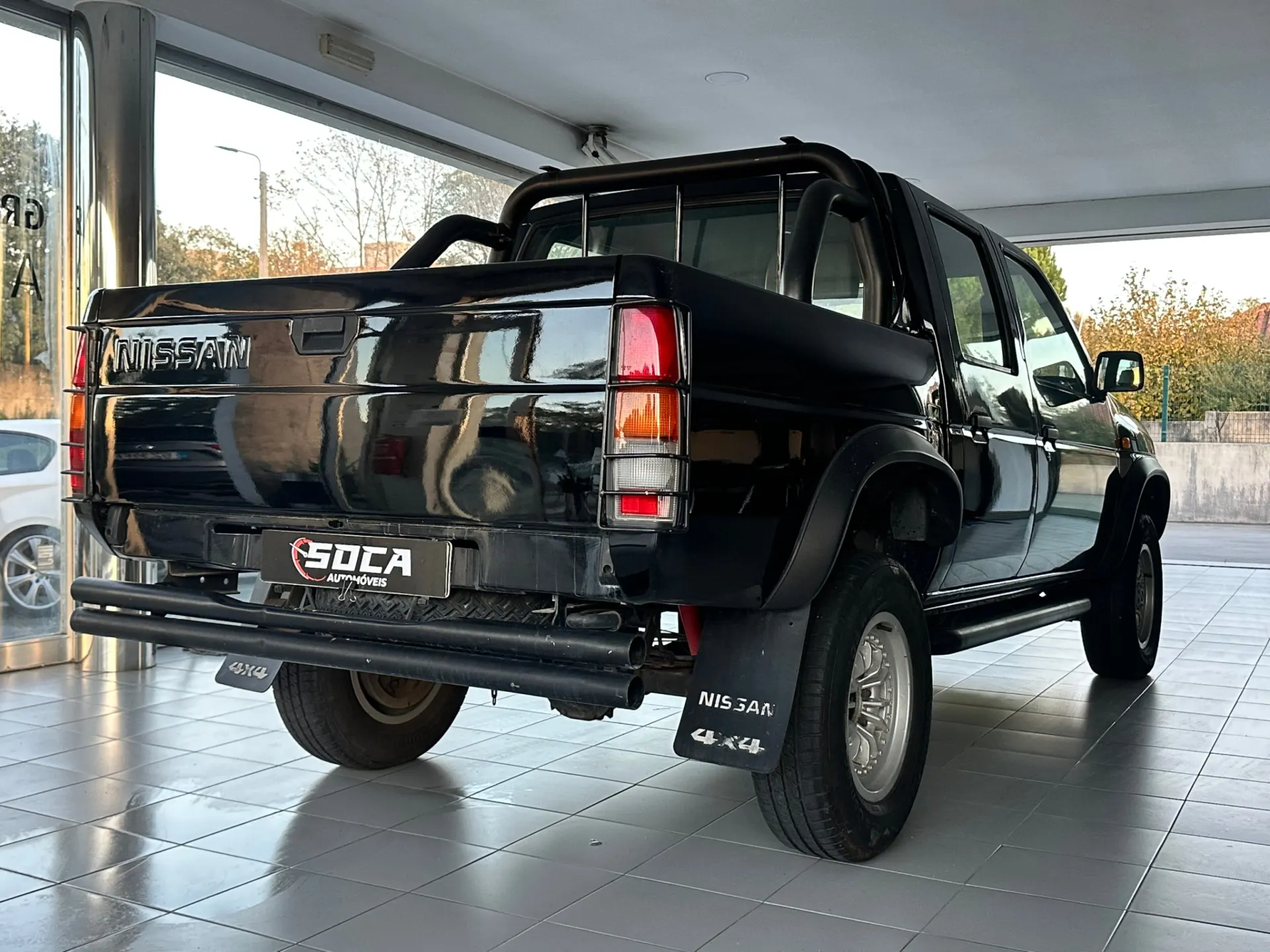 Nissan Navara 2.5 dCi CD Platinium Preta 7