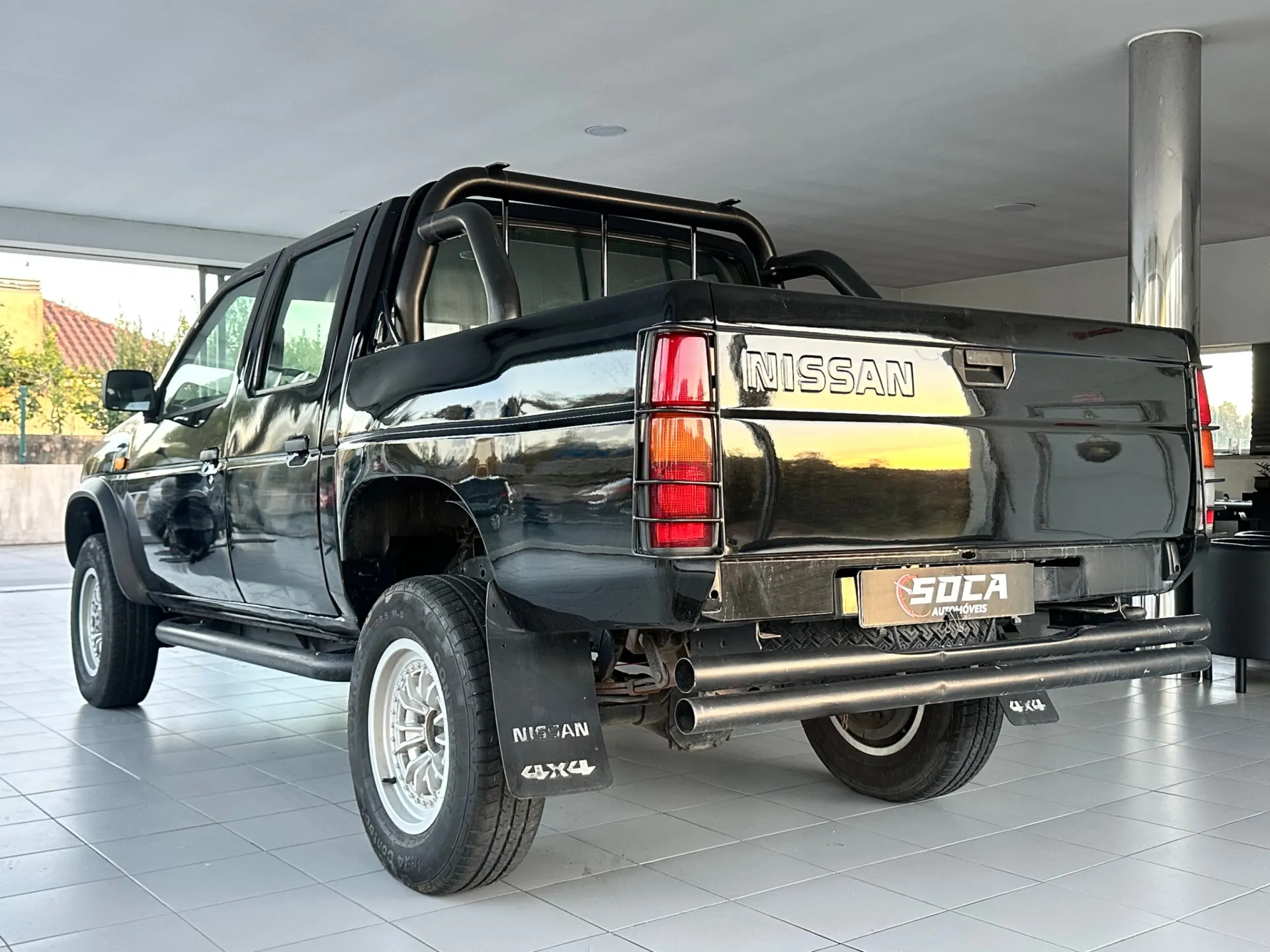 Nissan Navara 2.5 dCi CD Platinium Preta 5