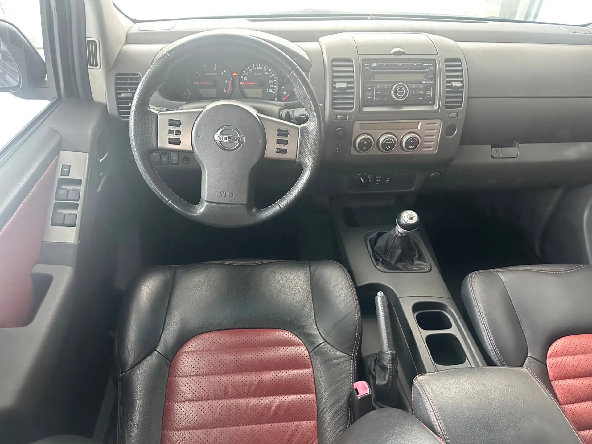 Nissan Navara 2.5 dCi CD 3.5T SE+BDT 26