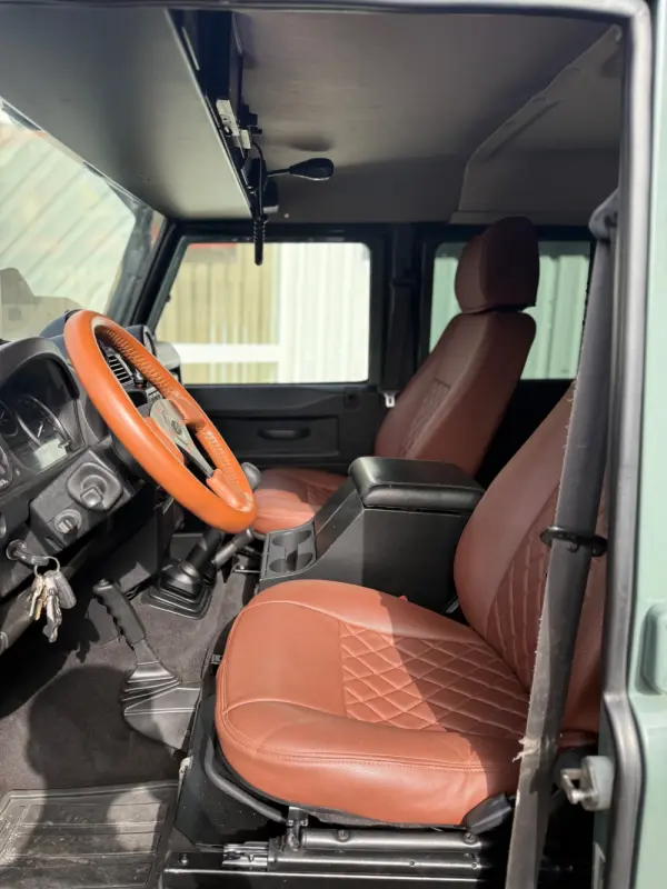 Land Rover Defender 6