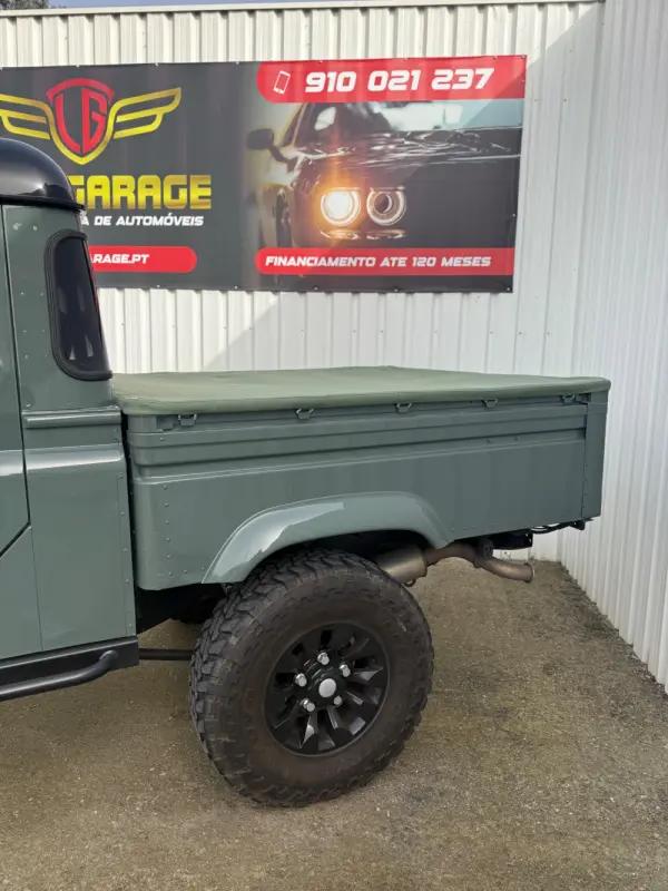 Land Rover Defender 3