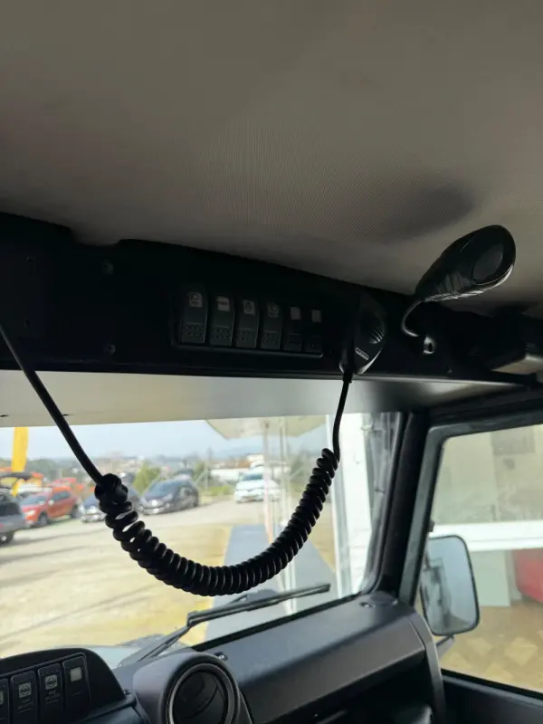 Land Rover Defender 17