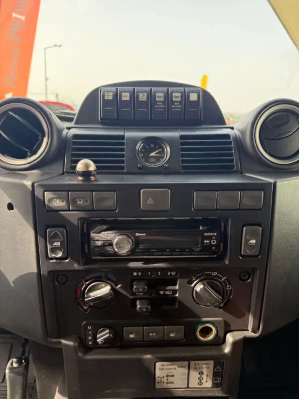 Land Rover Defender 11