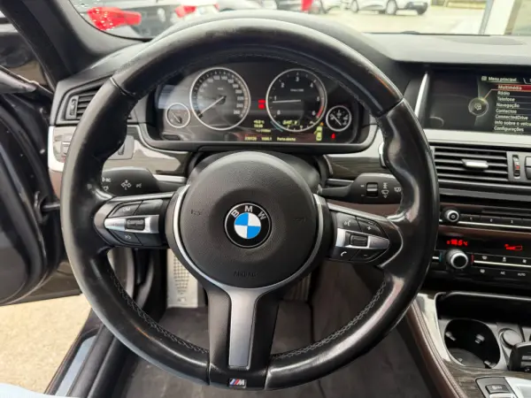 BMW 525 d Pack M Auto 10