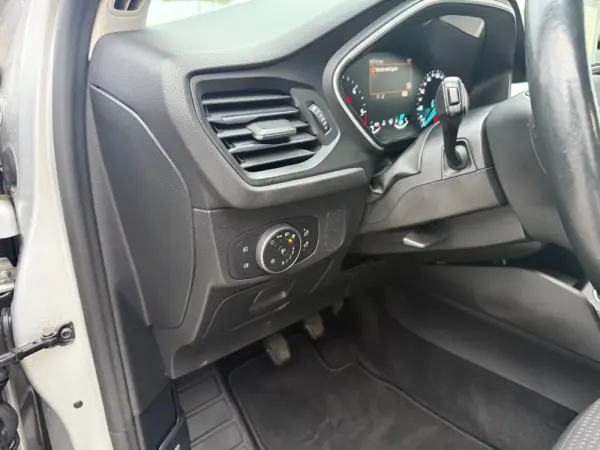 Ford Focus SW 1.5 TDCi EcoBlue Connected 8